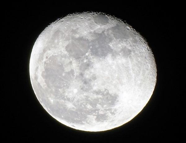外媒：1月将迎两次超级月亮 第二次还将出现月全食