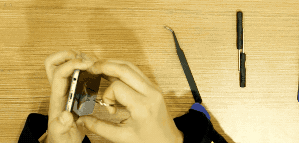 不靠苹果爸爸，花100多块自己换iPhone电池，到底难不难？