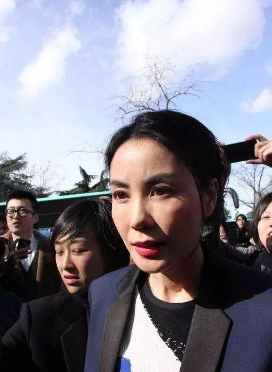 王菲路透照细纹明显 还是开网店的张柏芝少女感十足