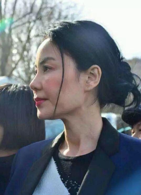 王菲路透照细纹明显 还是开网店的张柏芝少女感十足