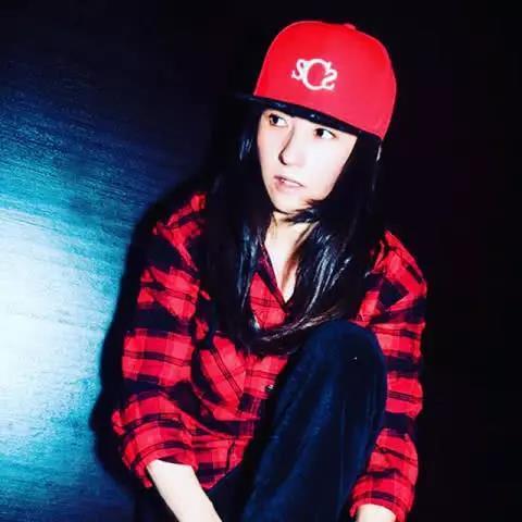 王菲路透照细纹明显 还是开网店的张柏芝少女感十足