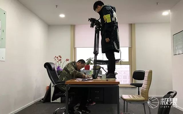 不靠苹果爸爸，花100多块自己换iPhone电池，到底难不难？