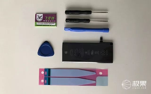 不靠苹果爸爸，花100多块自己换iPhone电池，到底难不难？