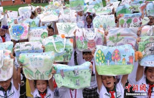 资料图：小学生手绘环保袋呼吁环保。 陈超摄