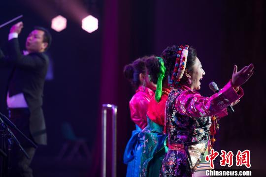 图为藏族歌唱家献唱新年音乐会。　何蓬磊 摄