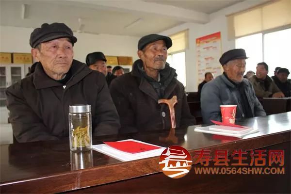 寿县堰口镇80多岁了老党员,拄着拐杖听党课.