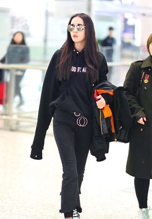 迪丽热巴这身衣服好显高,和关晓彤有同样的爱