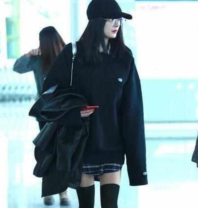 迪丽热巴这身衣服好显高,和关晓彤有同样的爱