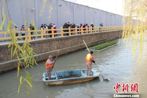 资料图：过去水质浑浊、淤泥沉积的嫩江河，如今清澈畅通。　周琳摄