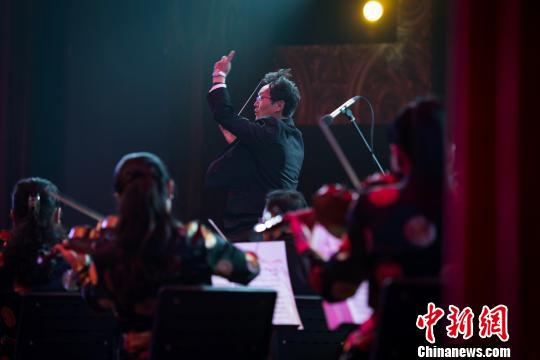 图为藏族著名指挥家、西藏爱乐乐团指挥边巴执棒指挥。　何蓬磊 摄
