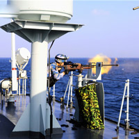 海军第28批护航编队组织特战队员进行实弹射击训练