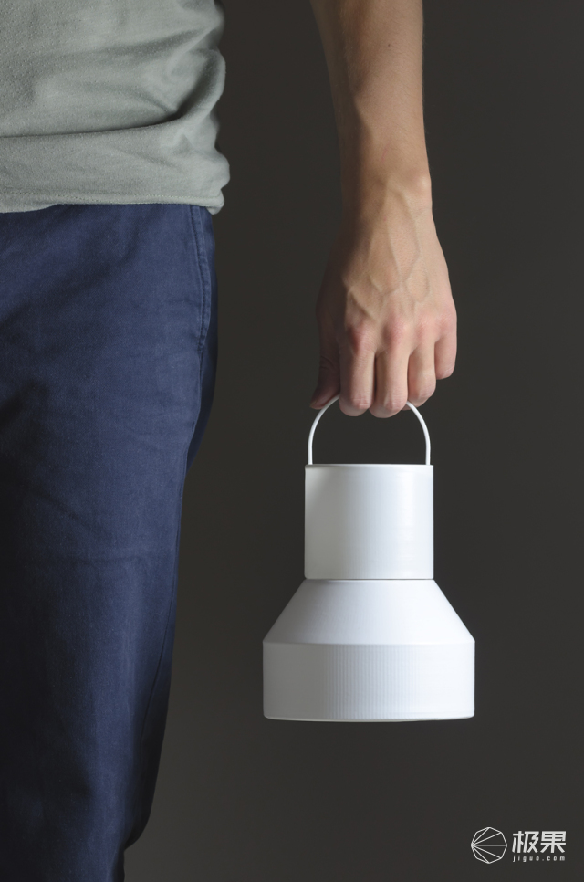 魔法照进现实！能够在头顶悬停的“飞行灯”