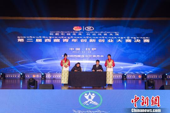图为大赛创业项目与相关企业现场签约。 何蓬磊 摄