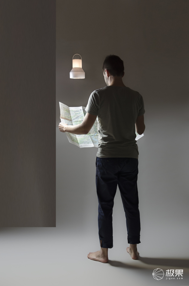 魔法照进现实！能够在头顶悬停的“飞行灯”