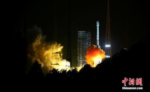 资料图：2017年11月5日，中国在西昌卫星发射中心用长征三号乙运载火箭，以“一箭双星”方式成功发射第24颗、第25颗北斗导航卫星。中新社发李晋摄