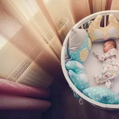 为何婴儿趴着睡觉有风险？
