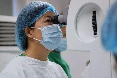 21岁女孩做完近视手术双目失明,医生给出的解