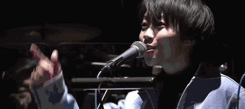 窦靖童穿着军大衣被冻哭 今年的跨年夜简直太精彩!