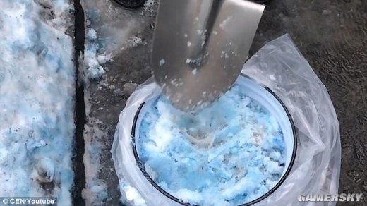 俄罗斯圣彼得堡飘起蓝色雪花 或含危险化学物质