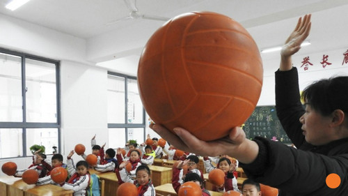 港媒称内地学校体育老师短缺：有学校7个半老师教1800学生
