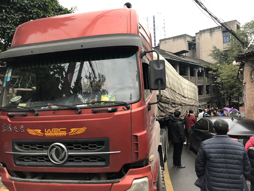 私家车乱停放卡住挂车转身 数十辆车被堵排长