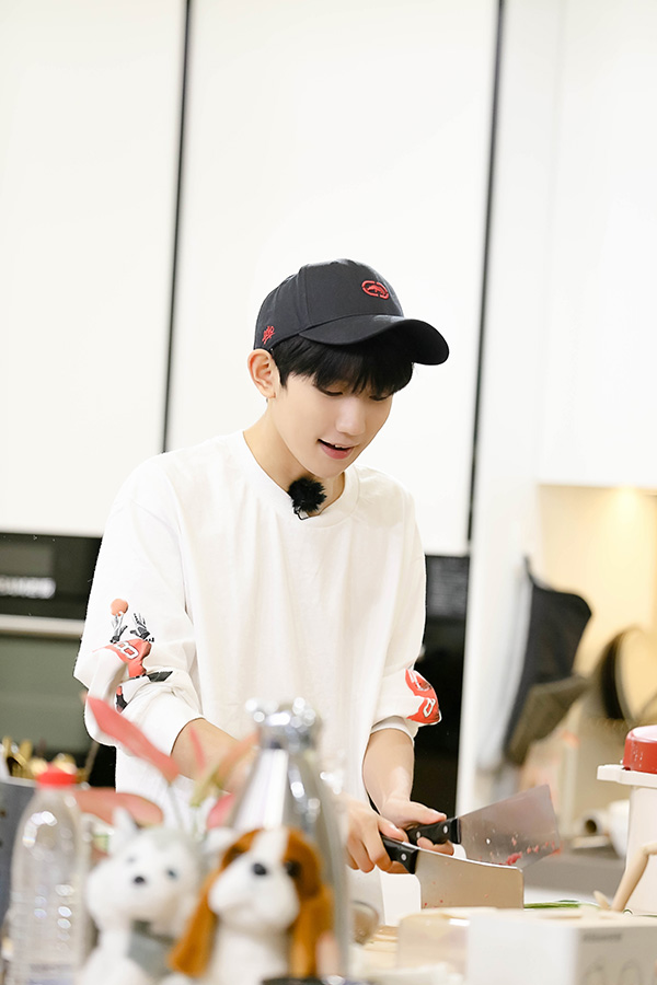 《青春旅社》王源做饭带娃练就全能自己 变身