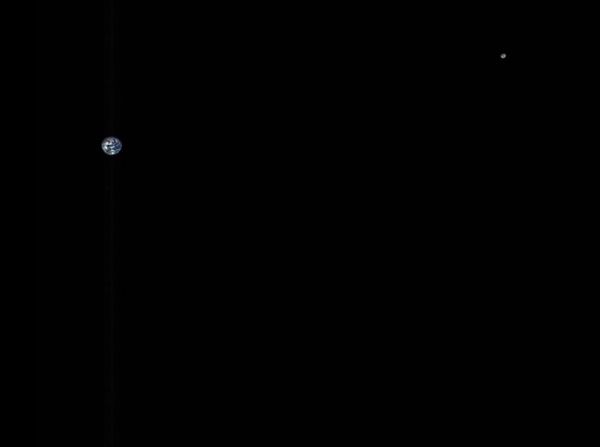 小行星“捕猎者”最新拍到的地球与月球合照