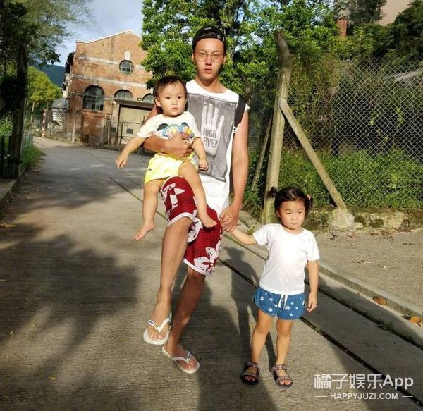 李小璐PGONE互相关注对方ins 但都未关注贾