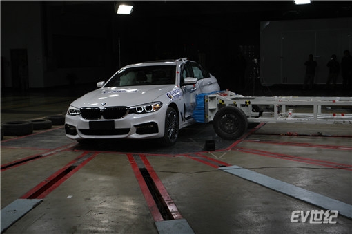 02. 全新BMW 5系Li C-NCAP侧面碰撞试验_副本.jpg