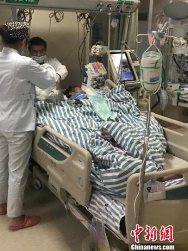 受伤老人在医院接受救治。 钟欣 摄 受伤老人在医院接受救治。 钟欣 摄
