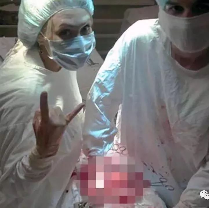 当医务人员开始拿病人器官开玩笑 手术台上玩自拍…