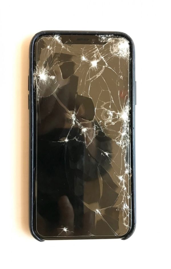网友亲证：保护套不能让iPhoneX免于车辆碾压