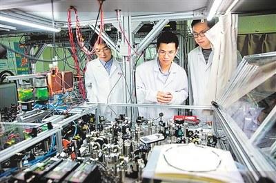 中国侨网2017年5月3日，中国科学技术大学陆朝阳教授（中）和学生们在实验室检查光量子计算机的运行情况。 新华社记者 金立旺摄