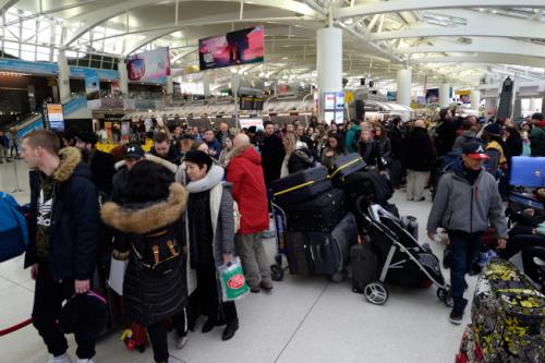 暴风雪致纽约大批航班暂停 中国旅客滞留忧无住处