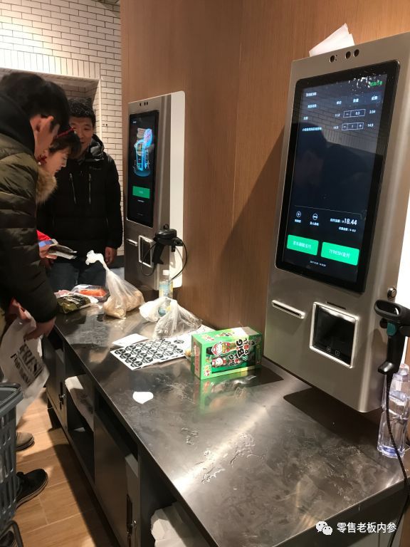 现制现售的煎饼区 首先值得说道的是餐饮区的位置。如果从目前开放的入口进入,餐饮区位于门店最里端;但如果从商场内部的入口进入,中西餐饮区就分别位于入口处的两边。待购物中心正常营业,7FRESH无疑也会承接购物中心一部分的餐饮职能。 东方餐饮区主要经营可现场加工的海鲜商品,在这个区域用户可以品尝到帝王蟹、波士顿龙虾、古巴龙虾鳗鱼饭、本日海鲜组合等美食。