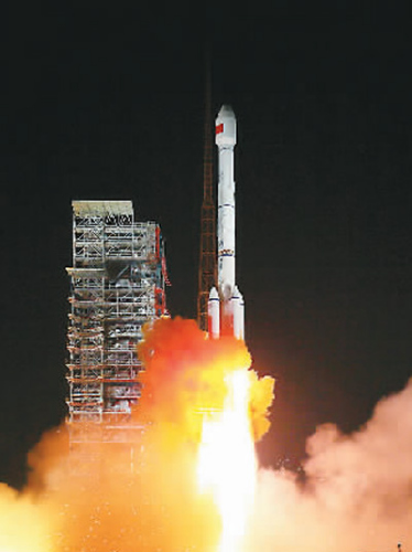 2017年11月5日，中国成功发射两颗北斗三号全球组网卫星。 杨志远摄(新华社发)