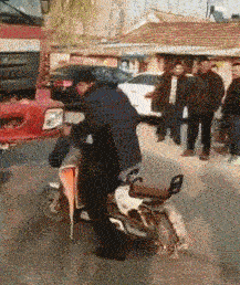 惊心动魄三十秒：吊车违规操作三人触电 