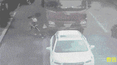 惊心动魄三十秒：吊车违规操作三人触电 