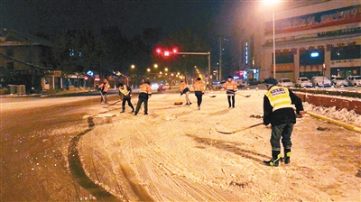 “除雪战”凌晨打响 保障市民安全出行