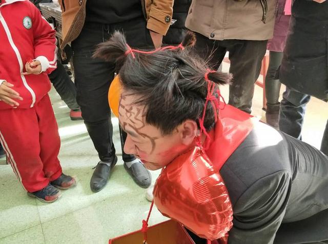 农村结婚整新郎,还有这种操作?