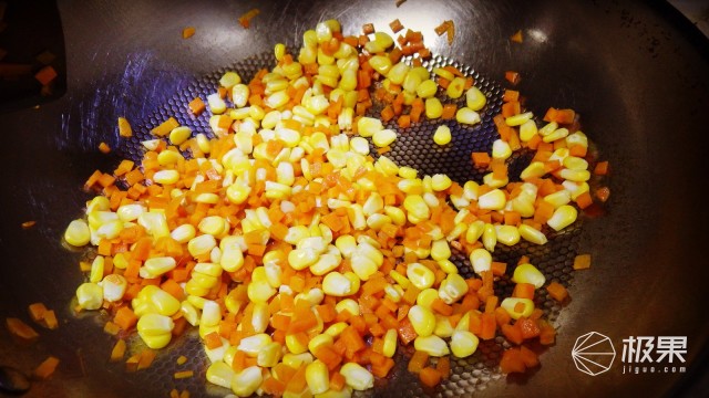 “瑞典国刀”莫拉125周年纪念版,锋利耐操剔骨劈柴都不是事儿 “瑞典国刀”莫拉125周年纪念版,锋利耐操剔骨劈柴都不是事儿