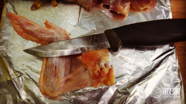 “瑞典国刀”莫拉125周年纪念版,锋利耐操剔骨劈柴都不是事儿 “瑞典国刀”莫拉125周年纪念版,锋利耐操剔骨劈柴都不是事儿