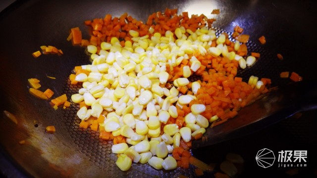 “瑞典国刀”莫拉125周年纪念版,锋利耐操剔骨劈柴都不是事儿 “瑞典国刀”莫拉125周年纪念版,锋利耐操剔骨劈柴都不是事儿