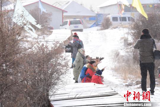 图为游客雪地拍照。　武雪峰　摄