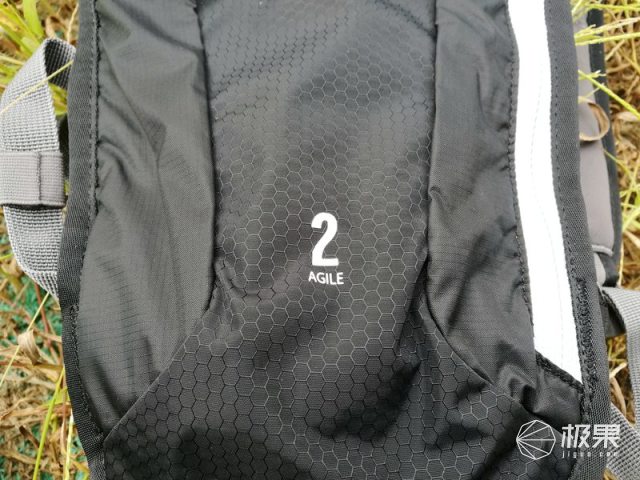 背负舒适又防水，户外运动“轻补给”必备神器—萨洛蒙户外越野跑背包评测|视频