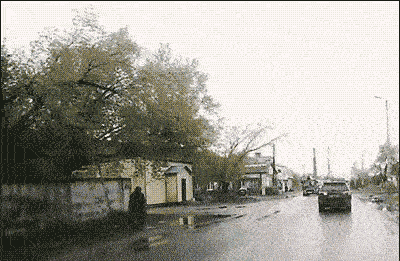 惊心动魄三十秒：学生骑车侧摔轮下逃生 