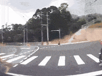 惊心动魄三十秒：学生骑车侧摔轮下逃生 