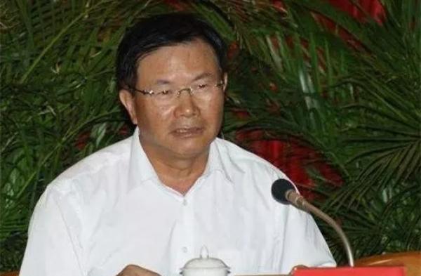 汕头市委原副书记邓大荣被开除党籍、取消退休待遇