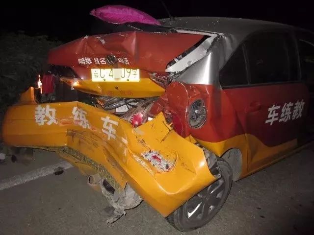 驾校教练带女学员半夜练车被撞飞,教练无责却