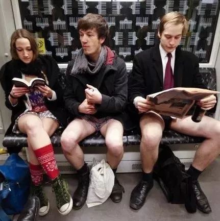 有一群人，一本正经在地铁里…脱裤子？？？